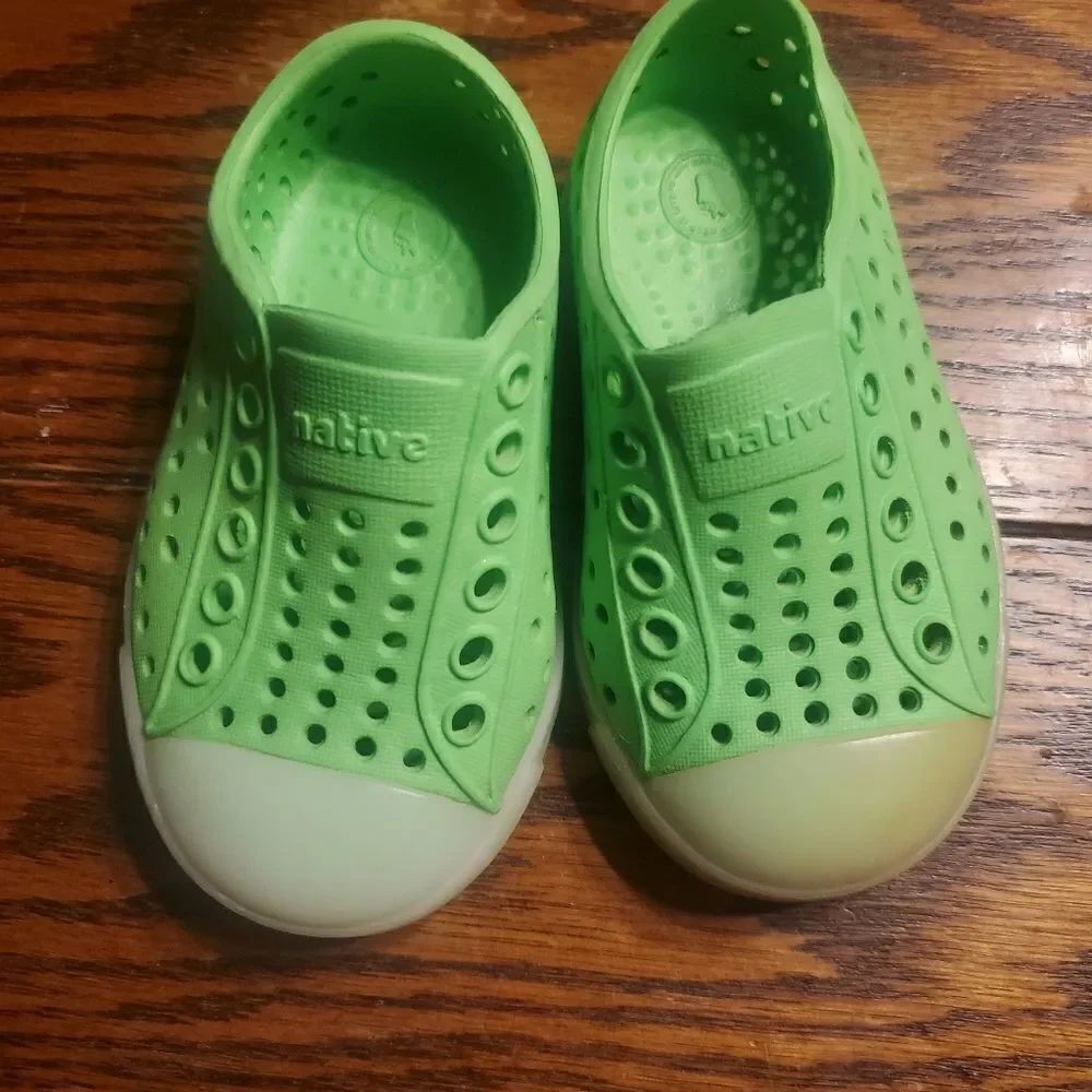 Native Jefferson lime green shoes sz child 4